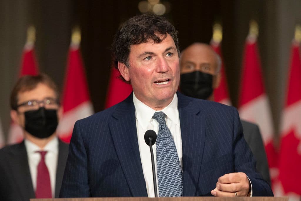 El recién nombrado ministro de Asuntos Intergubernamentales, Infraestructura y Comunidades, Dominic LeBlanc, habla durante una conferencia de prensa en Ottawa, Canadá, el 26 de octubre de 2021. (LARS HAGBERG/AFP vía Getty Images)
