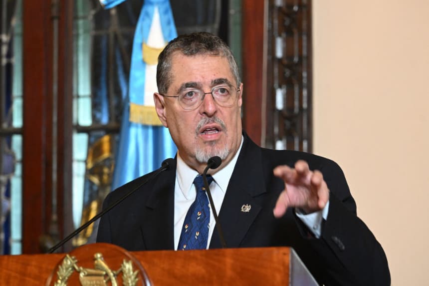 El presidente de Guatemala, Bernardo Arévalo, habla durante una conferencia de prensa en el Palacio de la Cultura en la Ciudad de Guatemala (Guatemala) el 17 de noviembre de 2024. (Johan Ordonez/AFP vía Getty Images)