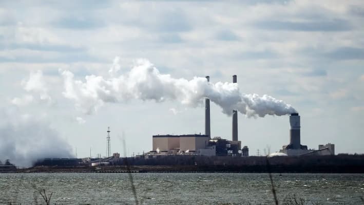 Emisiones de una gran chimenea de la central eléctrica de carbón de Brandon Shores en Baltimore, el 9 de marzo de 2018. (Mark Wilson/Getty Images)