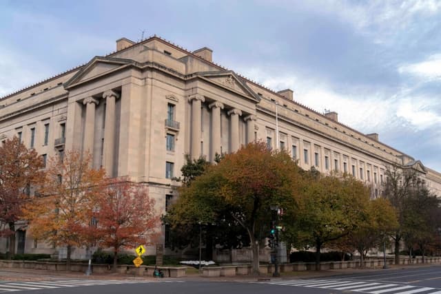 El Departamento de Justicia acusa a un funcionario de la CBP por presuntamente defraudar a FEMA