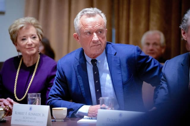 RFK Jr. advierte sobre la vacunación de pollos contra la gripe aviar