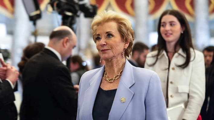 La secretaria de Educación, Linda McMahon, llega al discurso conjunto del presidente Trump ante el Congreso, en Washington, el 4 de marzo de 2025. (Tierney L. Cross/Getty Images)