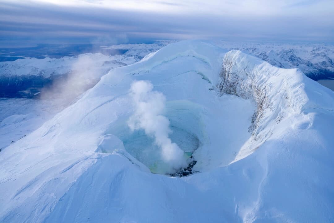 La cima del monte Spurr en Alaska el 24 de octubre de 2024. (Wyatt Mayo/Observatorio Vulcanológico de Alaska, Servicio Geológico de EE. UU. vía AP)