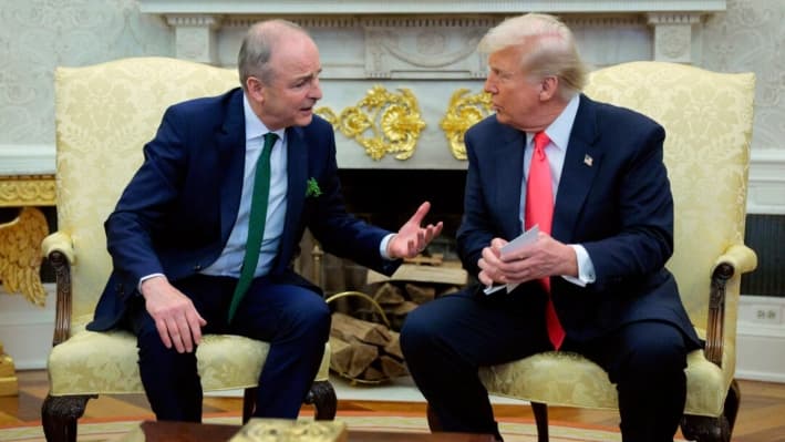 El primer ministro irlandés, Michael Martin, y el presidente estadounidense, Donald Trump, se reunieron en la Oficina Oval, el 12 de marzo de 2025. (Chip Somodevilla/Getty Images)