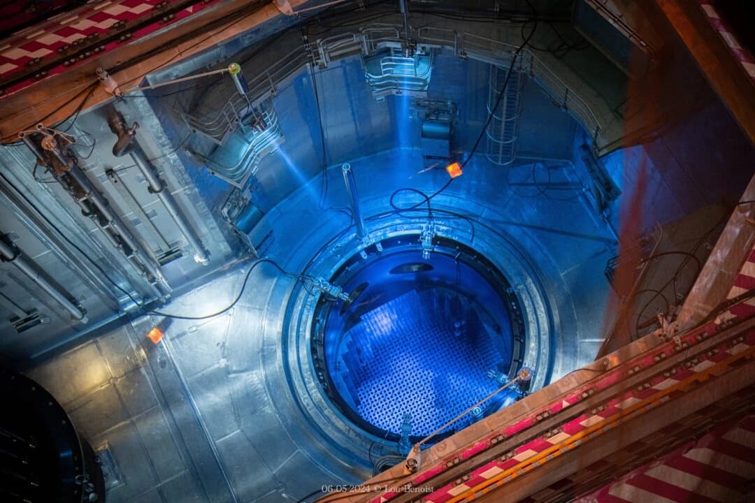 La piscina nuclear y su recipiente dentro de un edificio de reactores nucleares en Flamanville, noroeste de Francia, el 25 de abril de 2024. (Lou Benoist/AFP vía Getty Images)
