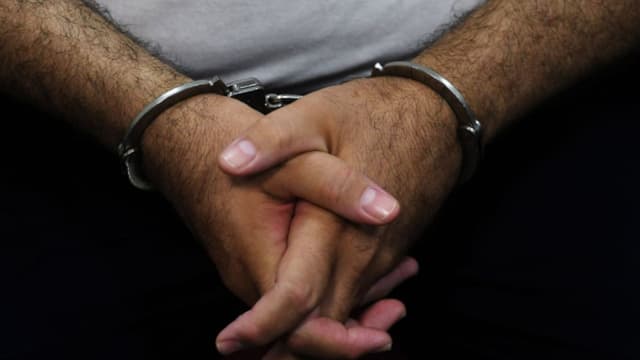 Las manos esposadas se ven en una imagen de archivo. (Marvin Recinos/AFP vía Getty Images)