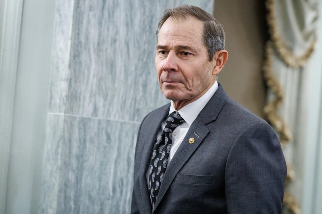 El senador John Curtis (R-Utah) llega al edificio de oficinas del Senado Russell para una audiencia en Washington el 15 de enero de 2025. (Samuel Corum/Getty Images)
