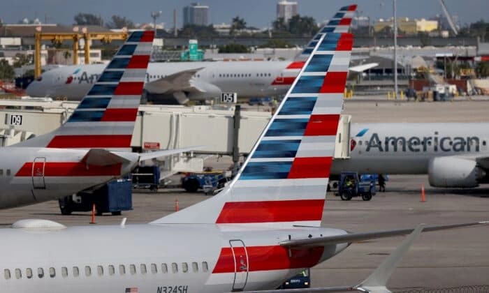 Aviones de American Airlines estacionados en sus puertas en el Aeropuerto Internacional de Miami en Miami, Florida, el 10 de diciembre de 2021. (Joe Raedle/Getty Images)
