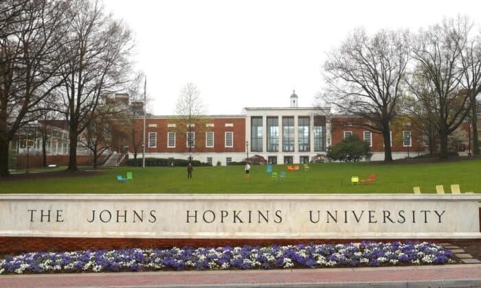 La Universidad Johns Hopkins despide a más de 2000 trabajadores tras el recorte de fondos federales