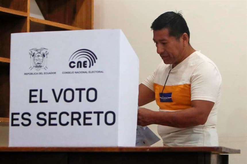 Corte Constitucional de Ecuador analizará prohibición de uso de teléfono durante votación