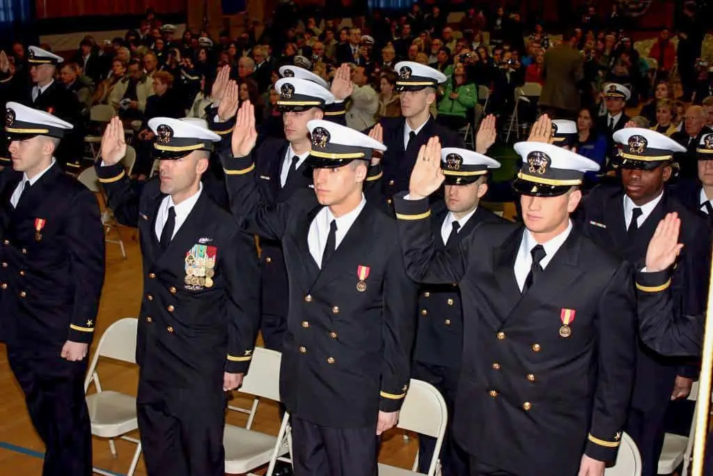 Los candidatos a oficial prestan juramento durante una ceremonia de nombramiento tras graduarse en la Escuela de Aspirantes a Oficial de la Estación Naval de Newport, en Rhode Island. (Gregg Kohlweiss/Armada de los Estados Unidos)