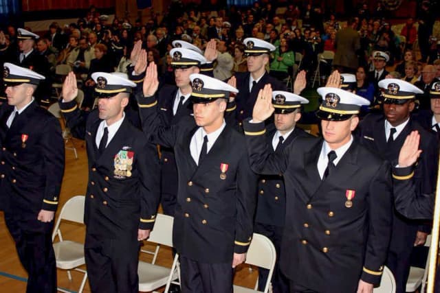 Los candidatos a oficial prestan juramento durante una ceremonia de nombramiento tras graduarse en la Escuela de Aspirantes a Oficial de la Estación Naval de Newport, en Rhode Island. (Gregg Kohlweiss/Armada de los Estados Unidos)