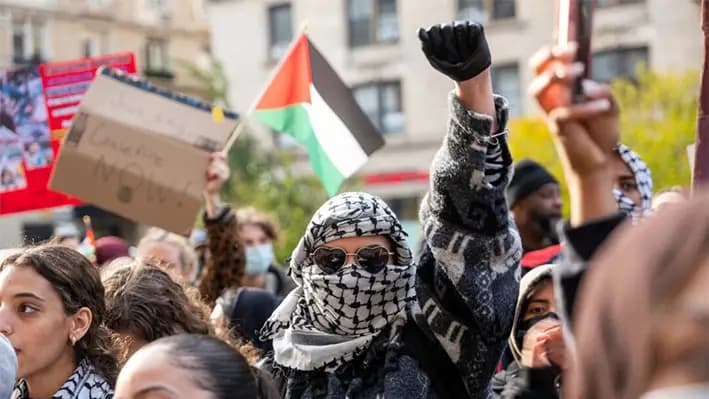 Estudiantes participan en una protesta a favor de Palestina cerca del campus de la Universidad de Columbia en Nueva York el 15 de noviembre de 2023. (Spencer Platt/Getty Images)
