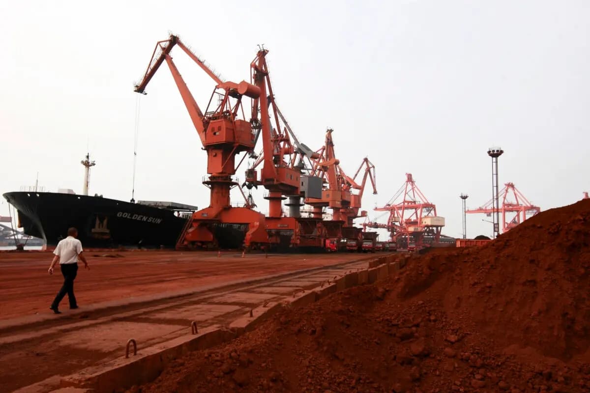 Suelo que contiene varios elementos de tierras raras para su exportación en un puerto de Lianyungang (China), en una foto de archivo. (STR/AFP a través de Getty Images)