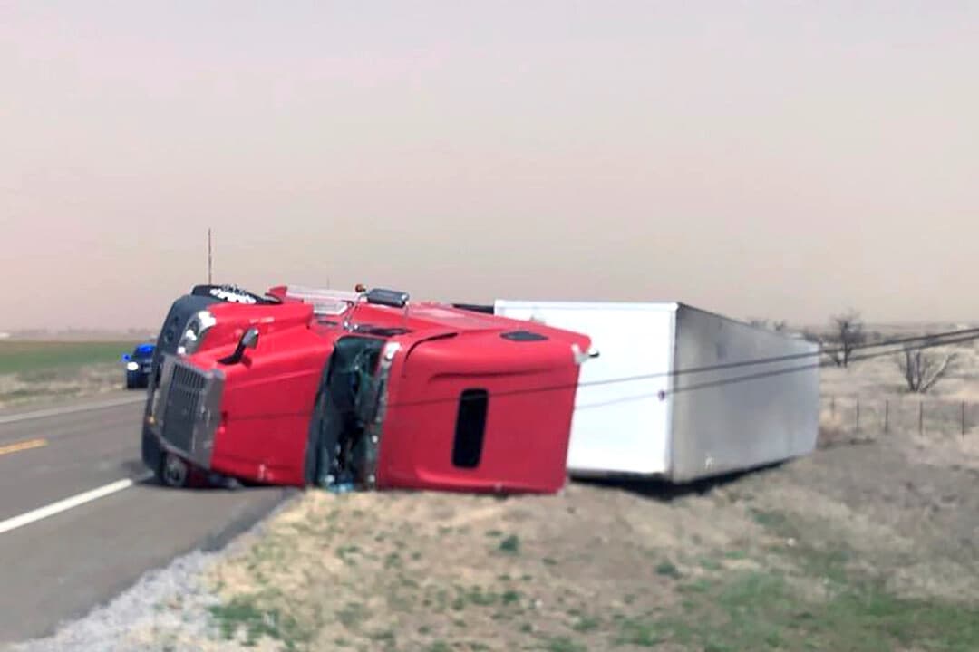 Un camión con remolque volcó en la autopista US 183, al sur de Hobart, Oklahoma, el 13 de marzo de 2025. (Patrulla de Carreteras de Oklahoma vía AP)