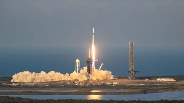 SpaceX lanza la Crew-10 para relevar a los astronautas en la Estación Espacial Internacional