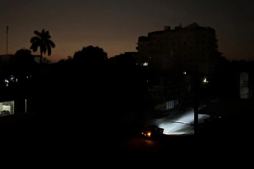Las luces de los coches iluminan una calle durante un apagón general en La Habana, Cuba, el 14 de marzo de 2025. (Yamil Lage/AFP a través de Getty Images)