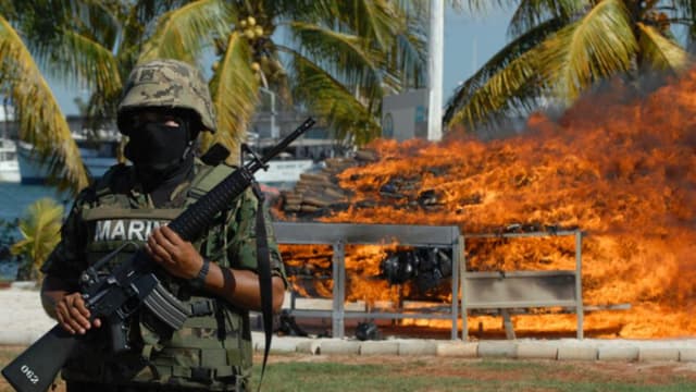 México incinera casi 2 toneladas de narcóticos en Ciudad Juárez