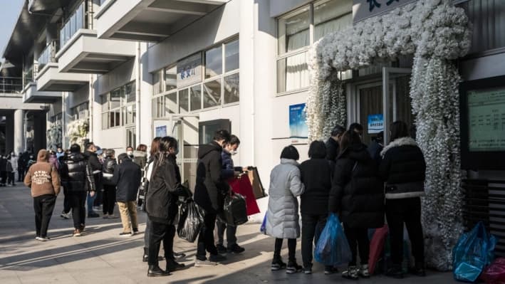 Dolientes se reúnen frente a los salones conmemorativos de los fallecidos en una funeraria, en Shanghái, China, el 31 de diciembre de 2022. (Qilai Shen/Bloomberg vía Getty Images)