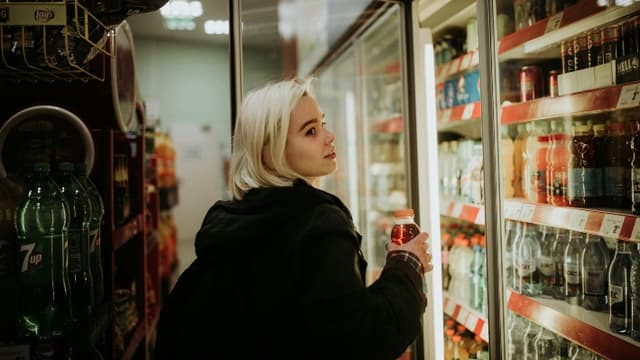 Relacionan bebidas azucaradas con aumento del riesgo de cáncer oral entre mujeres: Nueva investigación