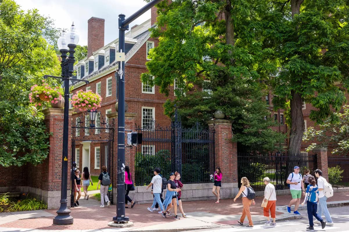 <em>Un grupo de personas atraviesa la puerta de Harvard Yard en el campus de la Universidad de Harvard en Cambridge, Massachusetts, el 29 de junio de 2023. Scott Eisen/Getty Images</em>