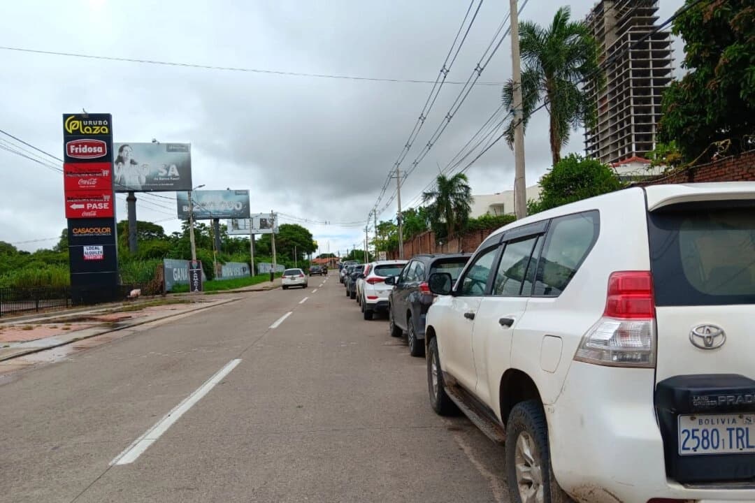 Una fila de coches que supera una milla esperando para llenar el depósito en una gasolinera de Santa Cruz, Bolivia. (Autumn Spredemann/The Epoch Times)