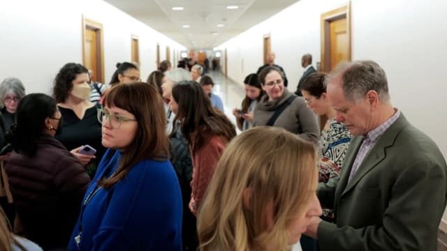 Corte rechaza petición de la administración Trump de bloquear reincorporación de miles de empleados