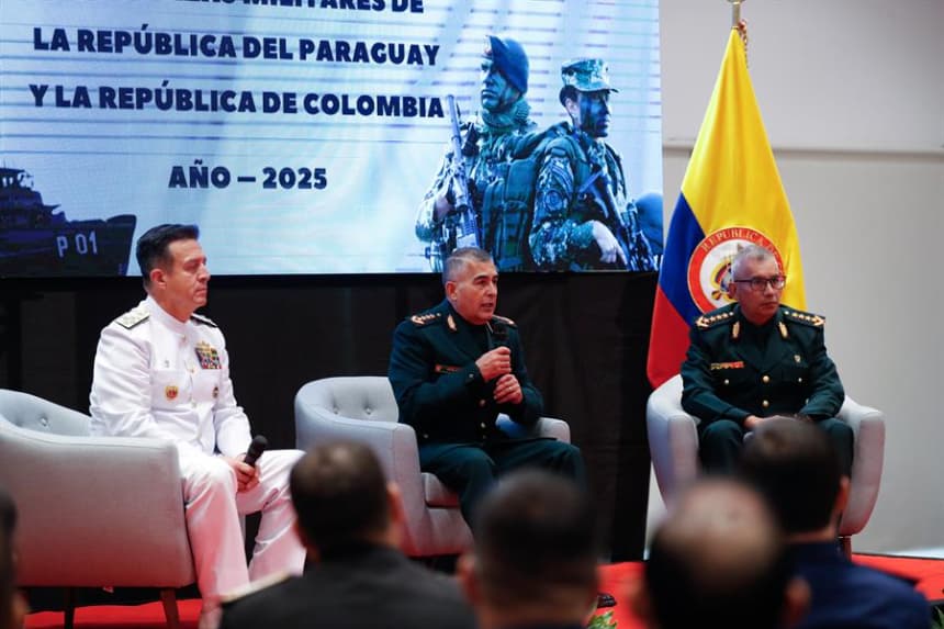 El comandante general de las fuerzas militares de Colombia, Francisco Cubides (i), participa junto al comandante de las fuerzas militares de Paraguay, César Moreno (c), en la ceremonia de apertura de la II Ronda de Conversaciones entre altos mandos militares de Paraguay y Colombia el 18 de marzo de 2025, en el Hotel Dazzler en Asunción (Paraguay). EFE/ Juan Pablo Pino