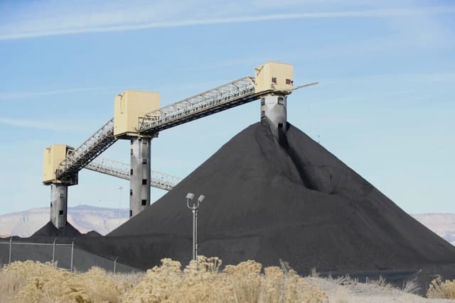 Trump dice que autoriza el uso del carbón para la producción de energía