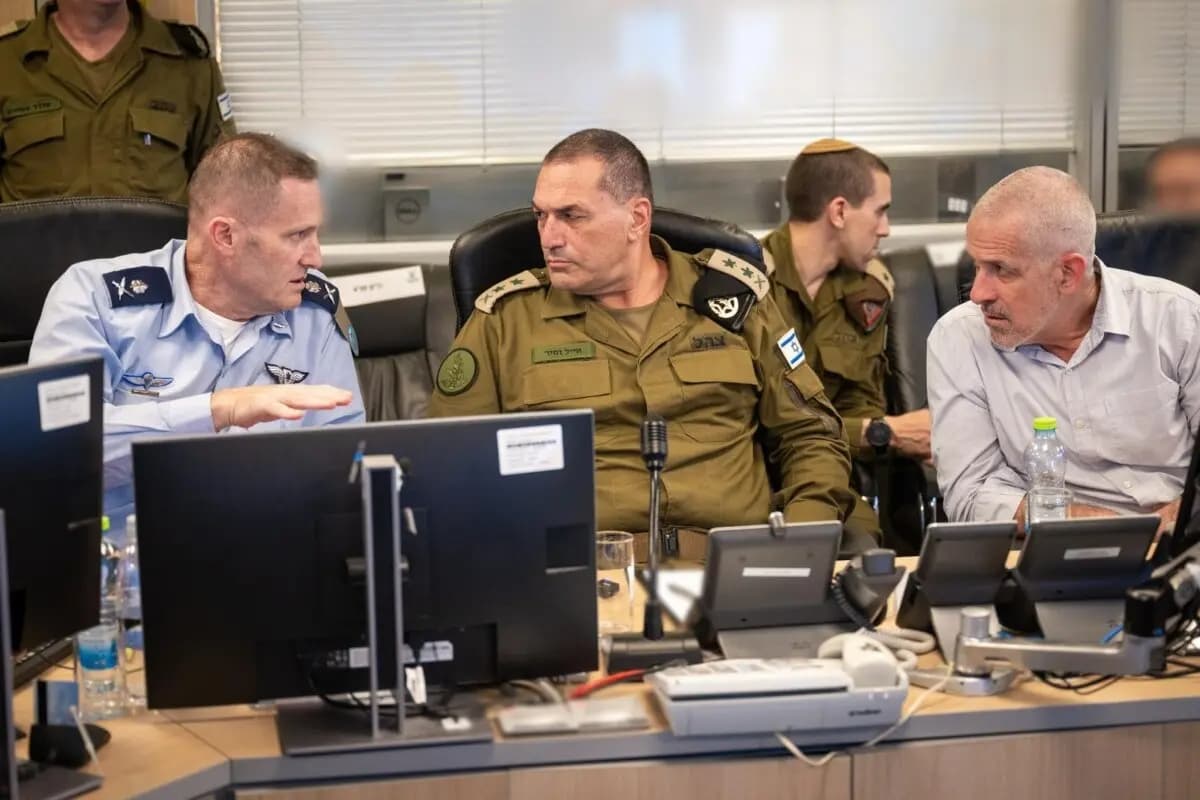 El general de división Tomer Bar, comandante de la Fuerza Aérea Israelí (izquierda); el teniente general Eyal Zamir, jefe de Estado Mayor de las FDI (centro); y Ronen Bar, director de la Agencia de Seguridad de Israel, el 17 y 18 de marzo de 2025, cuando Israel reanudó su ataque contra Hamás, poniendo fin a dos meses de alto el fuego.(FDI)