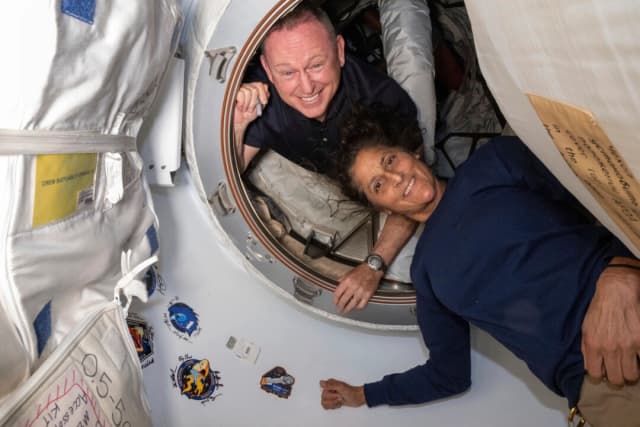 Astronautas del Starliner llegan a la Tierra después de casi 10 meses en el espacio