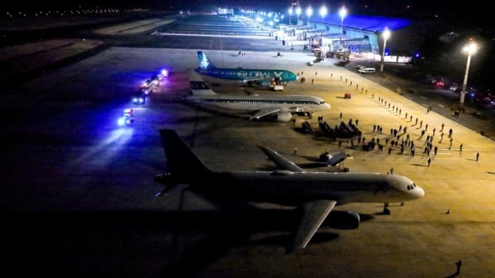 Funcionarios federales juran que no violaron orden del juez sobre vuelos de deportación