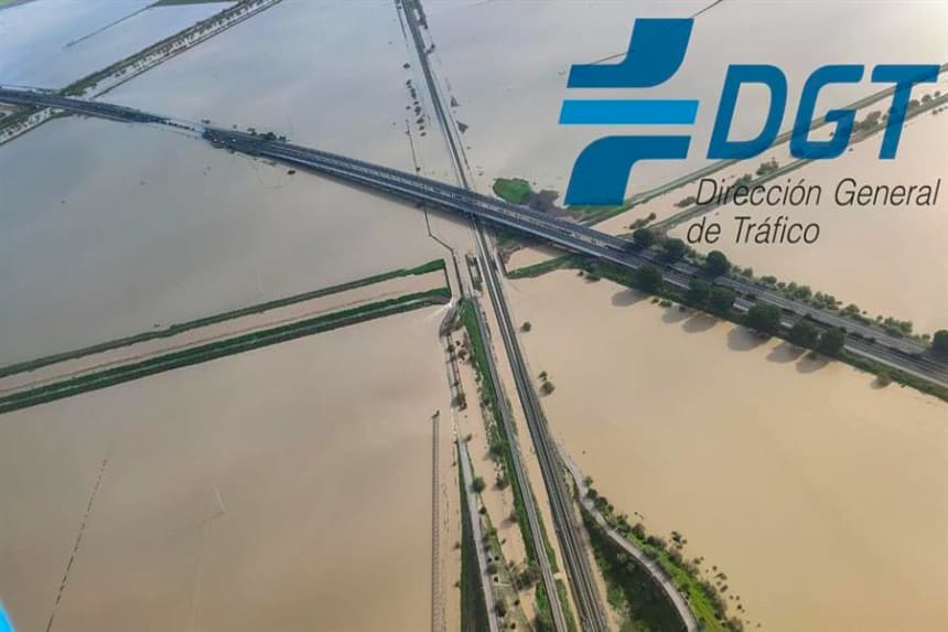 Imágenes tomadas desde el helicóptero de la DGT en la provincia de Sevilla, donde permanece intransitable la AP-4, entre Dos Hermanas y Los Palacios y Villafranca. EFE/ DGT