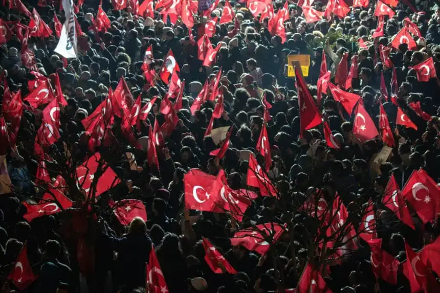 Estudiantes de Estambul protestan contra detención del rival de Erdogan