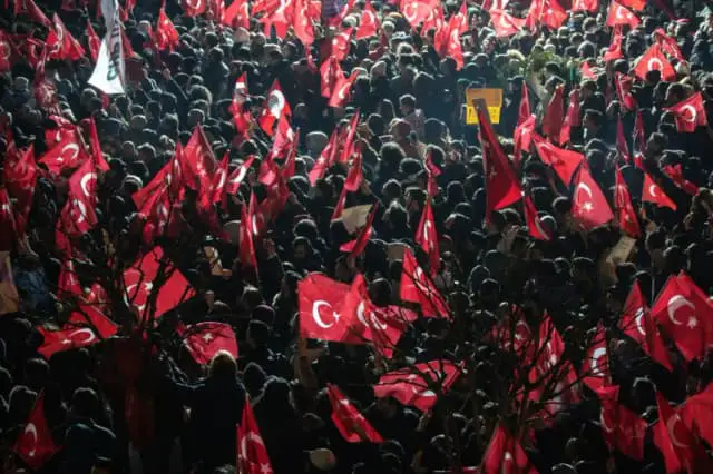 Estudiantes de Estambul protestan contra detención del rival de Erdogan