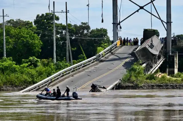 Sube a 4 el número de muertos por caída de puente en Ecuador