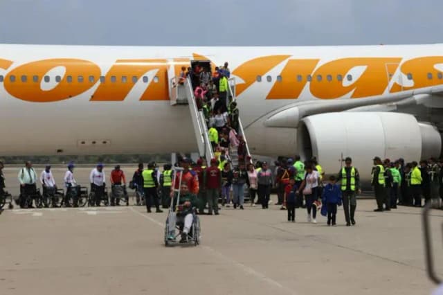 Llegan a Venezuela más de 300 repatriados en un vuelo procedente de México