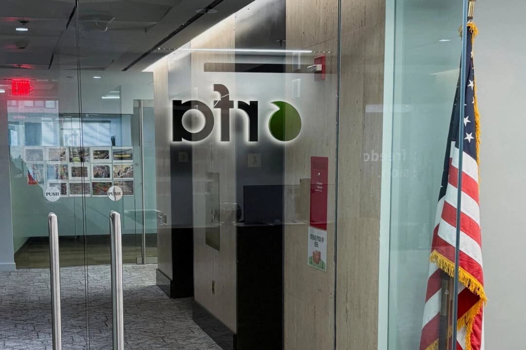 Una puerta de las oficinas de Radio Free Asia en Washington, el 15 de marzo de 2025. (Reuters)