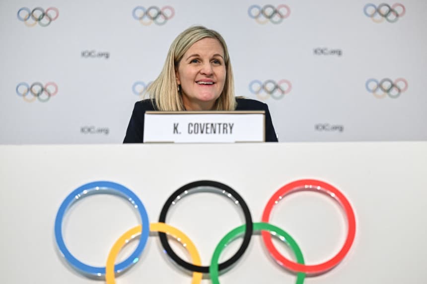 La recién elegida presidenta del Comité Olímpico Internacional (COI), la zimbabuense Kirsty Coventry, reacciona durante su primera conferencia de prensa durante la 144.ª Sesión del COI, el día de la elección del presidente del Comité Olímpico Internacional, en Costa Navarino, Grecia, el 20 de marzo de 2025. (Fabrice Coffrini/AFP vía Getty Images)
