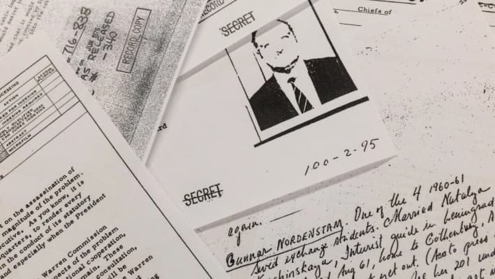 Documentos relacionados con el asesinato del presidente John F. Kennedy en 1963 se exhiben después de que fueron publicados por orden del presidente estadounidense Donald Trump, en Washington DC, el 18 de marzo de 2025. (REUTERS/Carlos Barria/Ilustración fotográfica)