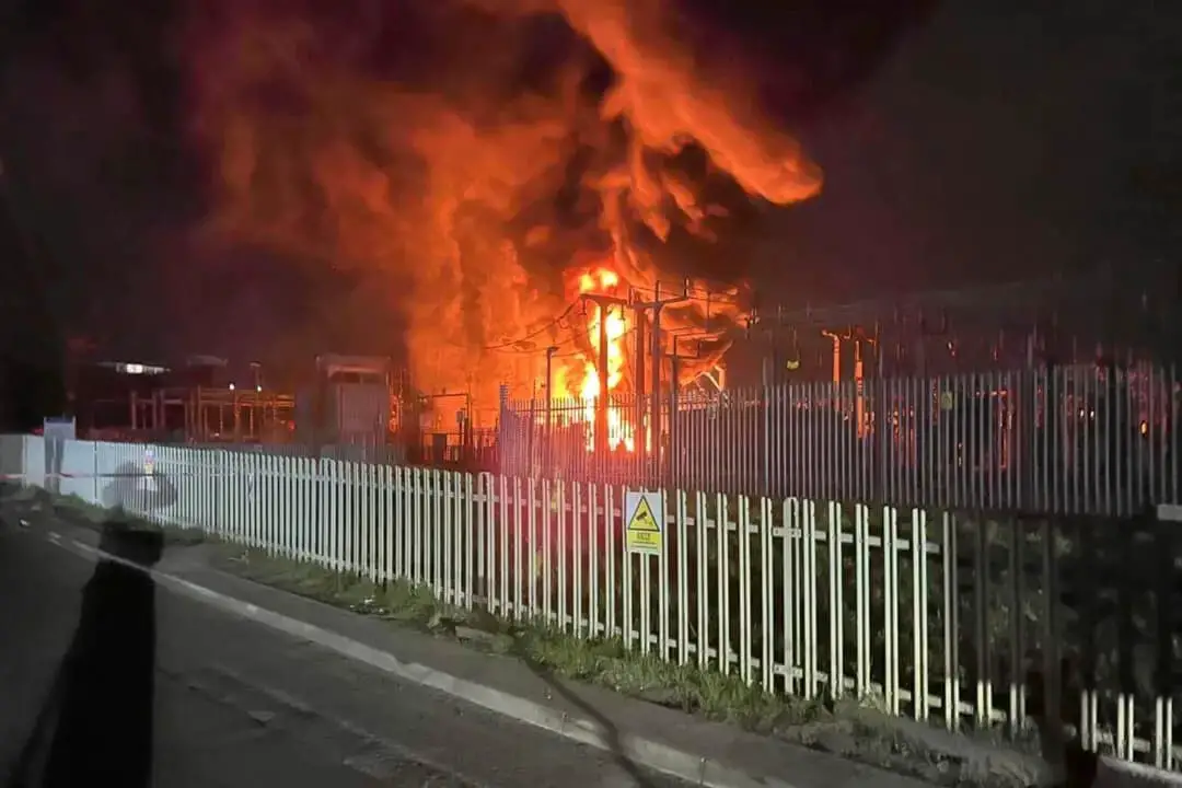Un incendio en la subestación eléctrica de North Hyde, que se incendió el jueves por la noche y provocó el cierre del aeropuerto de Heathrow en Londres, el 21 de marzo de 2025. (Brigada de Bomberos de Londres vía AP)
