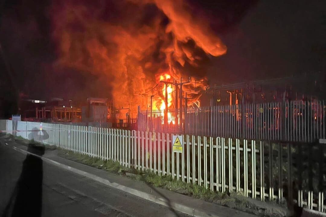 Un incendio en la subestación eléctrica de North Hyde, que se incendió el jueves por la noche y provocó el cierre del aeropuerto de Heathrow en Londres, el 21 de marzo de 2025. (Brigada de Bomberos de Londres vía AP)
