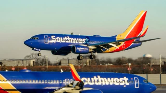 Vuelo de Southwest cancela despegue al confundir la vía de rodaje con la pista