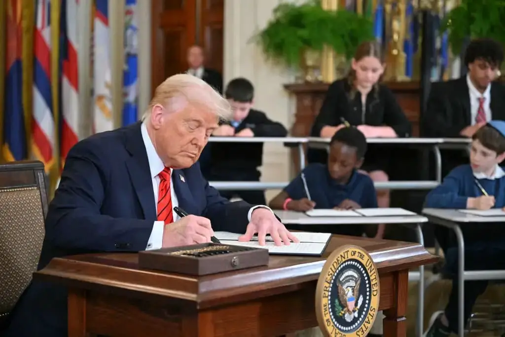 El presidente Donald Trump firma una orden ejecutiva en el Salón Este de la Casa Blanca el 20 de marzo de 2025. (Mandel Ngan/AFP a través de Getty Images)
