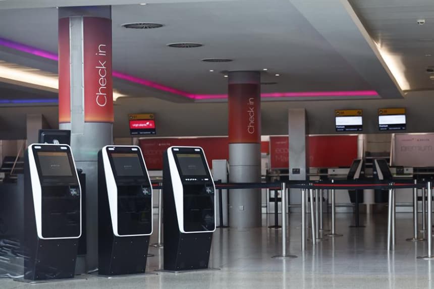 Una sala de facturación vacía en el aeropuerto de Heathrow en Londres, el 21 de marzo de 2025. EFE/EPA/Tolga Akmen 