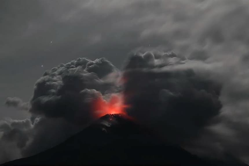 El volcán Lewotobi Laki-Laki, situado en la oriental isla indonesia de Flores, entra en erupción el 21 de marzo de 2025, expulsando columnas de cenizas a unos 8 kilómetros de altura, lo que elevó la alerta al máximo nivel y provocó la cancelación de varios vuelos en la turística Bali. EFE/Centro de Desastres Geológico y Volcánico