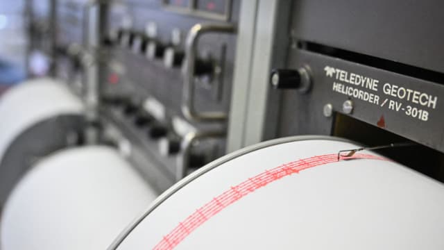 Un sismógrafo registra pequeños temblores de tierra en la sala central donde se observan terremotos en tiempo real, en una imagen de archivo. (Daniel Mihailescu/AFP vía Getty Images)