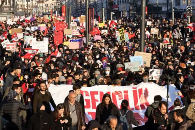 Nuevas protestas multitudinarias en Estambul y cargas policiales en Esmirna y Ankara