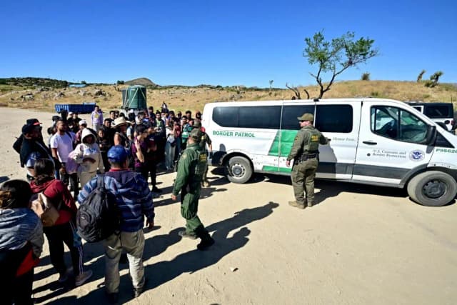 El DHS revoca el estatus legal temporal de 530,000 inmigrantes