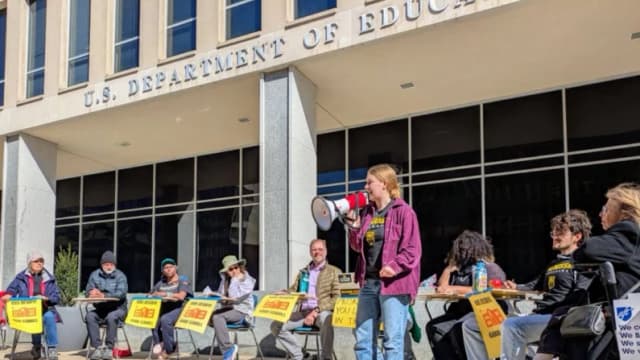 Estudiantes y profesores realizan protesta contra desmantelamiento del Departamento de Educación